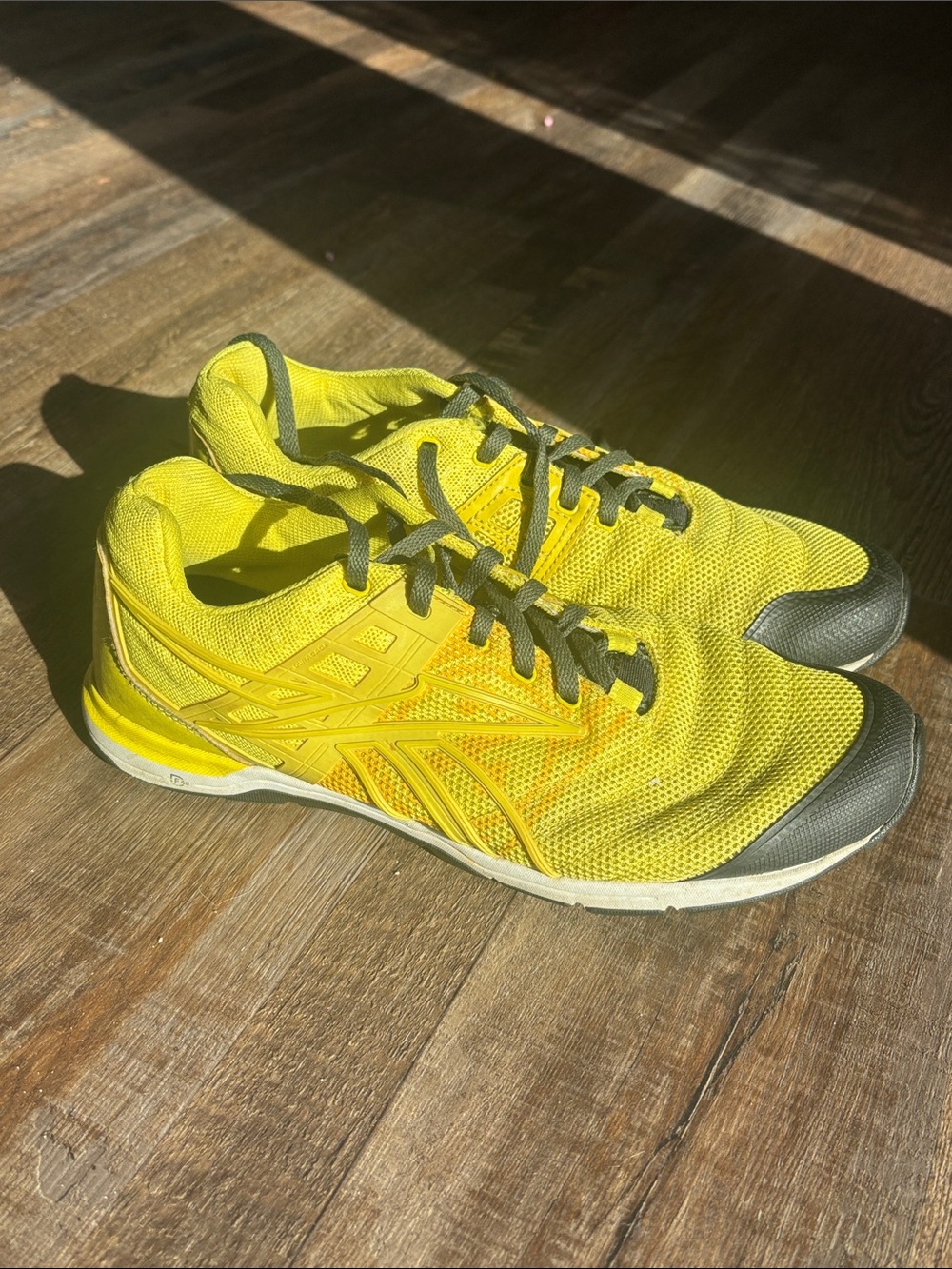 Reebok Men's Yellow Athletic Mesh Sneakers with Gray Accents
